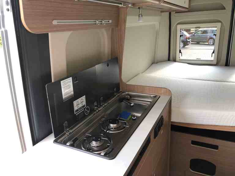 Autohaus Halstenberg Wohnmobil zur Miete Küchenzeile