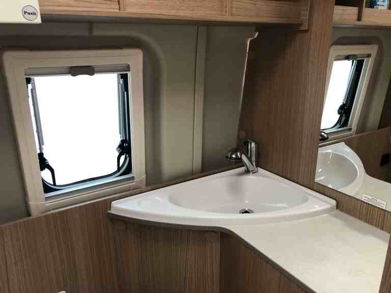 Autohaus Halstenberg Wohnmobil zur Miete Nasszelle Waschbecken