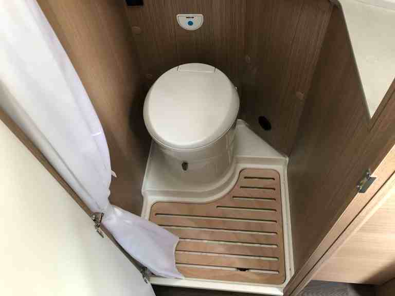 Autohaus Halstenberg Wohnmobil zur Miete Nasszelle mit DuschWC