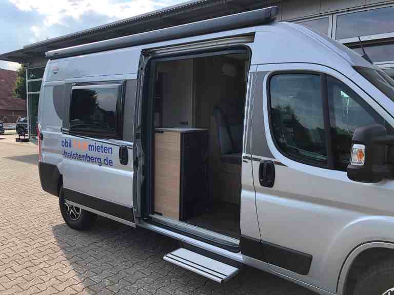 Autohaus Halstenberg Wohnmobil zur Miete mit großer tür